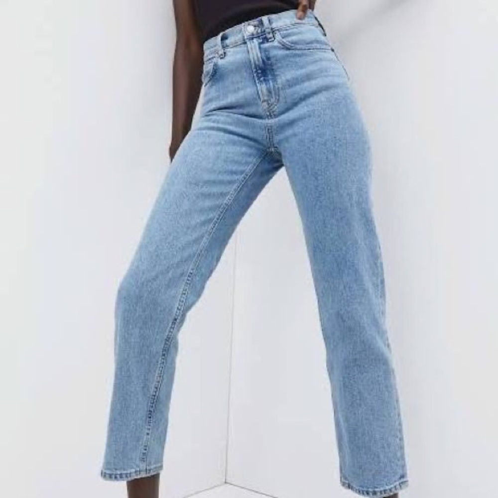 Everlane 90s cheeky mom jeans in vintage sunbleached light blue wash!